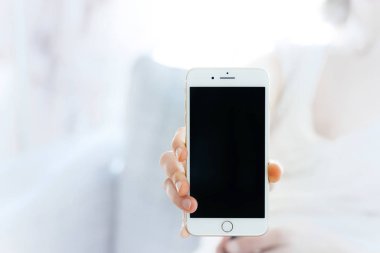 Yeni iphone 7 artı smartphone gösterilen kadın. Yeni Apple iphone 2016 yılında dünyanın en popüler akıllı telefonlar biri eğilimindedir
