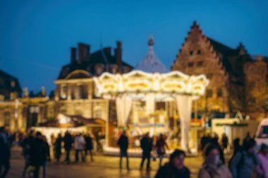 Çocuklar ve yetişkinler havin ile ufuk Noel pazarı atmosfer