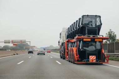 Dikiz düz römork traktör ca çekme ile büyük bir kamyon