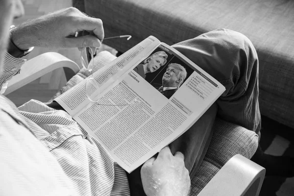 Man Reading Economist Magazine Donald Trump Hillary Clinton President Election — Fotografia de Stock