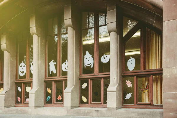 Windows versierd met papier van halloween — Stockfoto