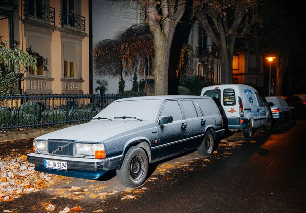 Vintage vagon Volvo pokryte śniegiem — Zdjęcie stockowe