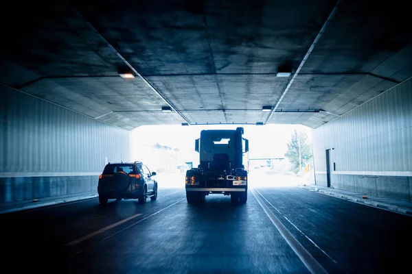 LKW und Geländewagen im Tunnel — Stockfoto