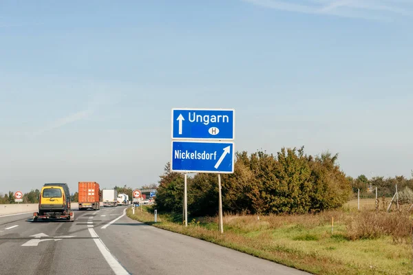 Entrada para o sinal da Hungria enquanto sai da rodovia austríaca — Fotografia de Stock