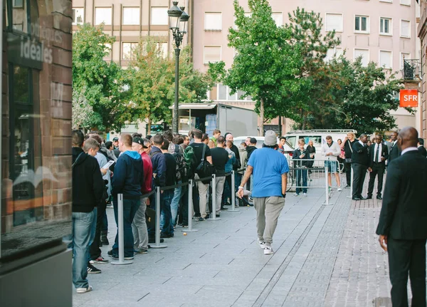 Apple Store várakozási sor új telefon számítógép — Stock Fotó