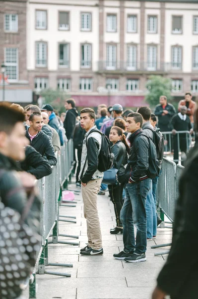 Apple Store bekleyen line yeni telefon bilgisayar — Stok fotoğraf