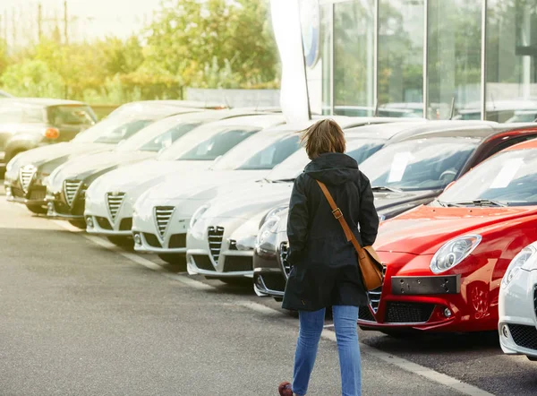 Compras mujer coche nuevo elegir el coche en una fila — Foto de Stock