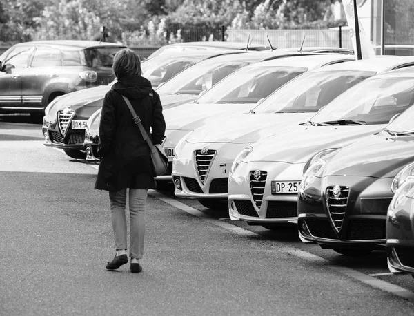 黑色和白色购物新车女人选择行中的车 — 图库照片