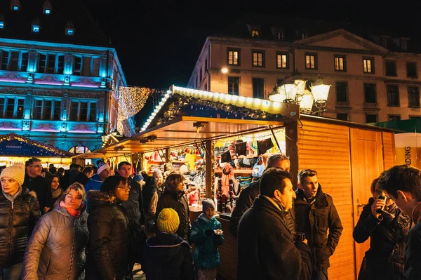 Traditioneller Weihnachtsmarkt Straßburg Elsass Frankreich Mit Menschen Die Textile Souvenirs — Stockfoto