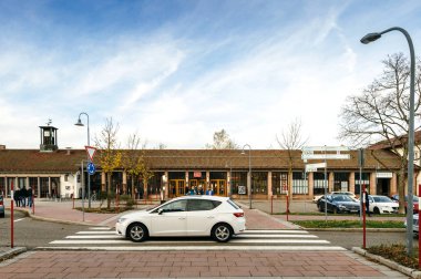 Deutsche Bahn tren istasyonu cephe taşıt ile 