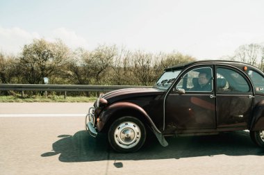 Citroen 2cv eski model araba otoyolda sürüş 