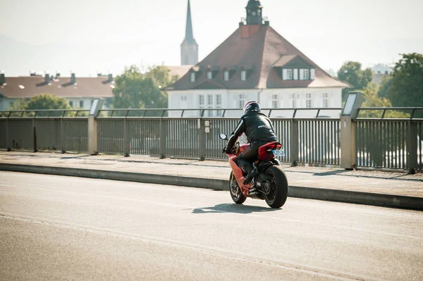 Homem usando roupas protetoras e capacete em uma motocicleta Ducatti — Fotografia de Stock