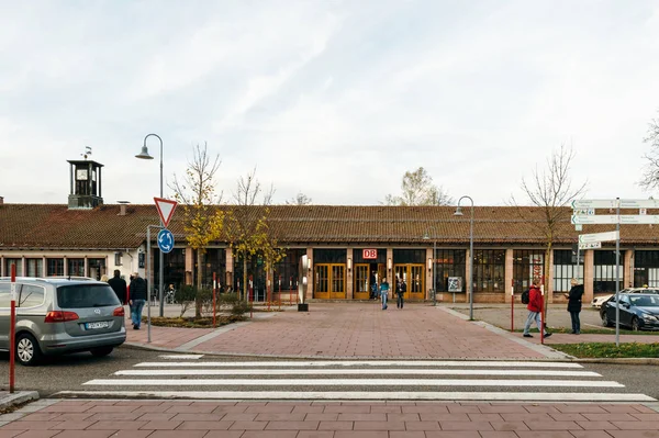 Deutsche Bahn tren istasyonu cephe taşıt ile 