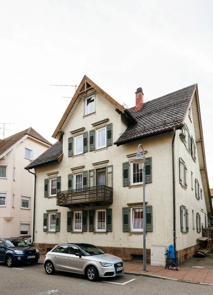 Alman ev ve Alman otomobil ve skate haritasında çocuk ile Alman sokak — Stok fotoğraf