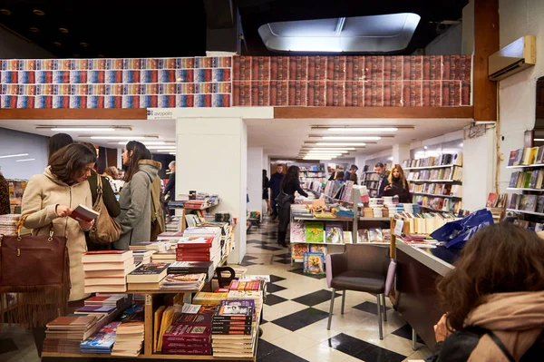 Atina'da caddeden görüldü müşterilerle Kitabevi 