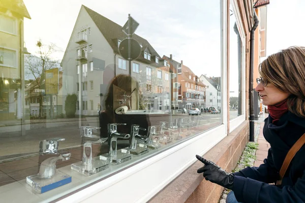 Kadın chossing içinde saklamak windows yeni musluk onu banyo kithcne için 