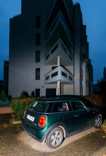 Piękny samochód Mini Cooper zaparkowane w nocy miasto — Zdjęcie stockowe