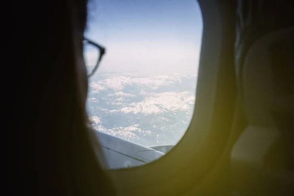 Mountains Seen Single Woman Traveling Airplane — Stock Photo, Image