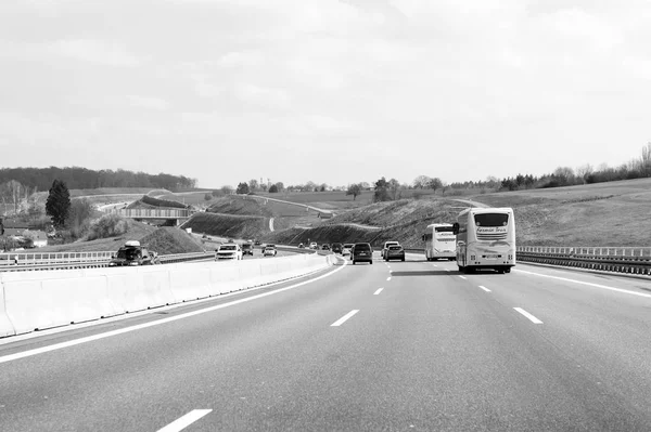Λεωφορείο αυτοκίνητα και φορτηγά στον πολυσύχναστο αυτοκινητόδρομο — Φωτογραφία Αρχείου