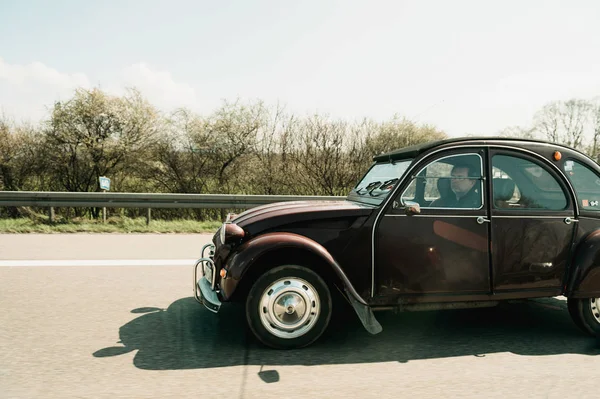 Citroen 2cv eski model araba otoyolda sürüş 