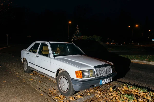 Πανέμορφο λευκό Mercedes-Benz λευκό αυτοκίνητο σταθμευμένο σε νύχτα πόλη — Φωτογραφία Αρχείου