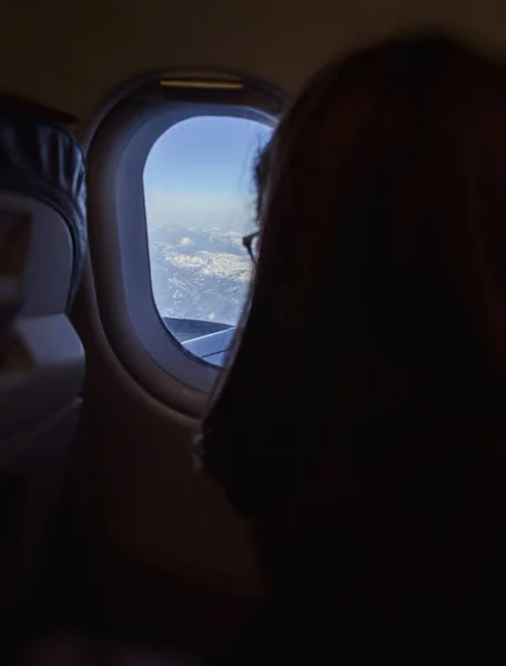 Curious Single Woman Wearing Eyeglasses Traveling Plane Admiring Mountains Thourgh — Stock Photo, Image