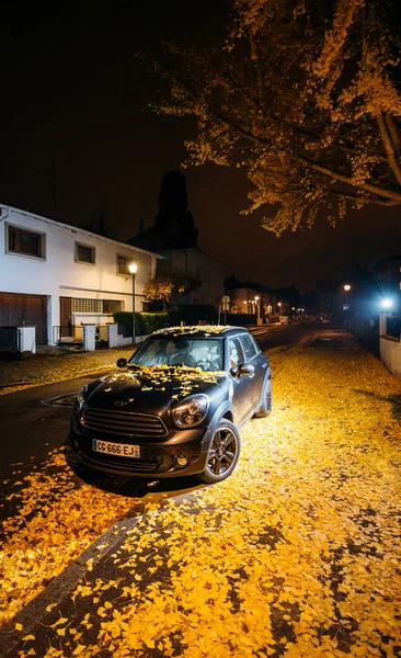 Belo carro Mini Cooper estacionado na cidade noturna — Fotografia de Stock