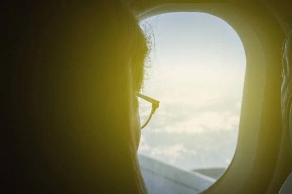 Pov Single Woman Wearing Eyeglasses Traveling Plane Admiring Mountains Thourgh — Stock Photo, Image