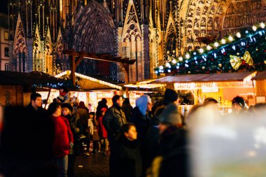 Notre-Dame Katedrali ile turistler ve Noel Pazar tatil