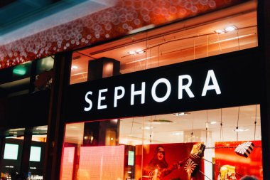 Sephora competic zincirinin parlak ışık ile Fransız şehir 