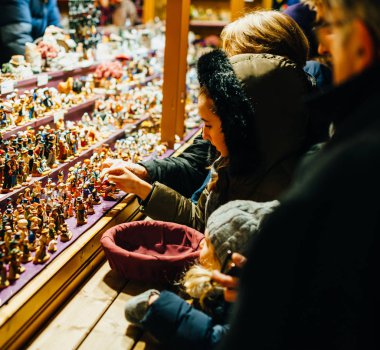 Kış pazarda Alsaç, geleneksel Noel oyuncaklar almaya çocuklar