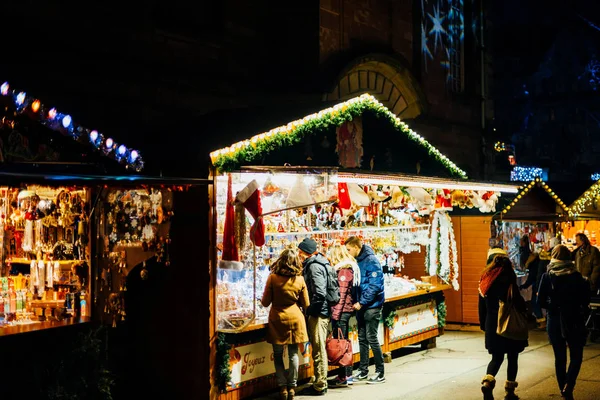 Comprar brinquedos de Natal no mercado de Natal de Estrasburgo — Fotografia de Stock
