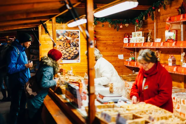 Weihnachtsgebäck Kuchen Lebensmittel, die von Kunden bei mar verkostet werden — Stockfoto