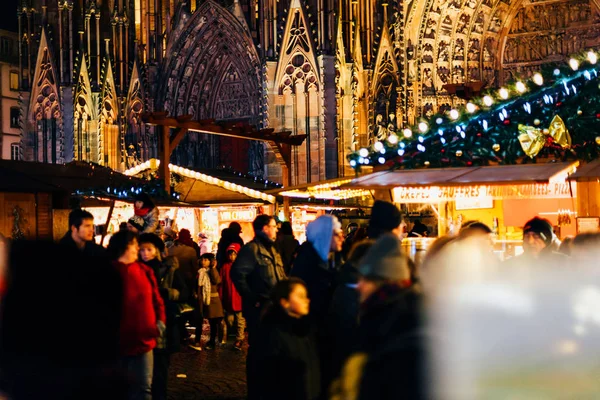 Notre-Dame Katedrali ile turistler ve Noel Pazar tatil — Stok fotoğraf