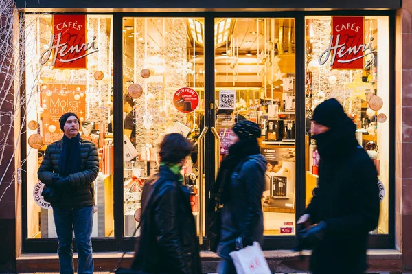 Rua de Natal com loja Cafe na França — Fotografia de Stock