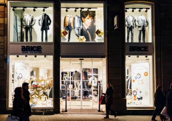 Tienda de moda Brice pret-a-porter en Estrasburgo, Francia por la noche — Foto de Stock