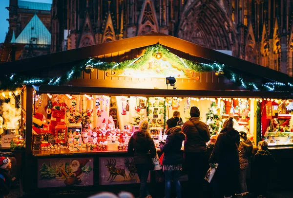 Stánek trhu ve Štrasburku se zákazníky — Stock fotografie