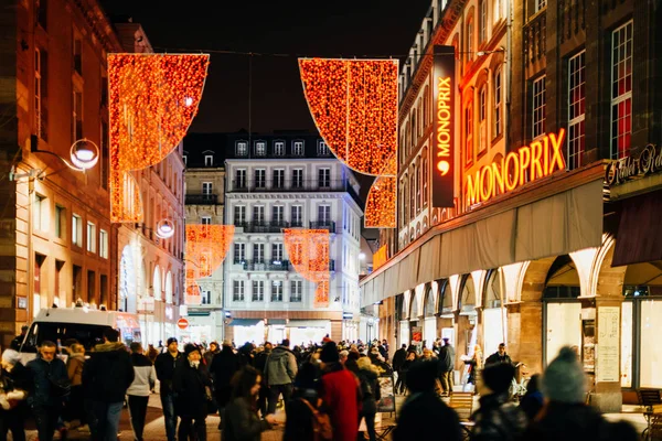 Karácsonyi utcai és Monoprix áruház Franciaországban éjjel — Stock Fotó