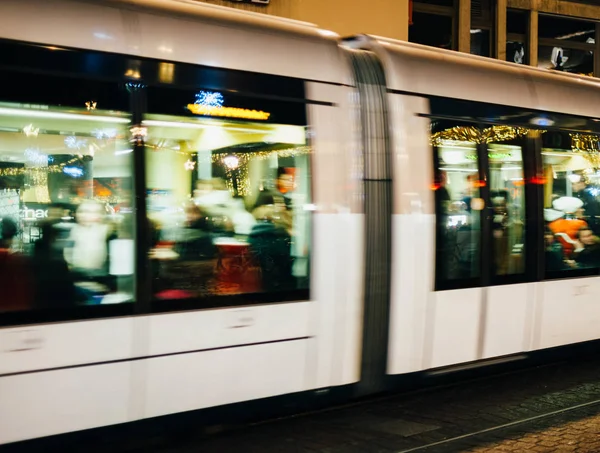 Spårvägen med julpynt återspeglas på natten — Stockfoto