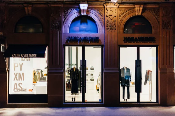 Rehberleri ve Voltaire moda Fransız lüks mağaza — Stok fotoğraf
