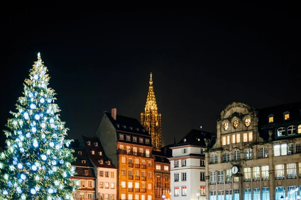 Kerstboom en de Notre-Dame-kathedraal in de nacht — Stockfoto
