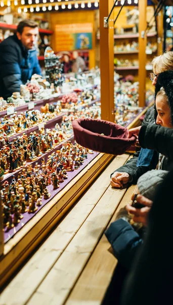 Kids buying traditional Christmas Toys at winter Market in Alsac — Stock Photo, Image