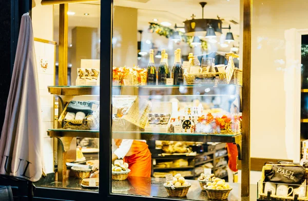 Aul Boulangerie Et Patisserie cafe with window shopping full of — Stock Photo, Image