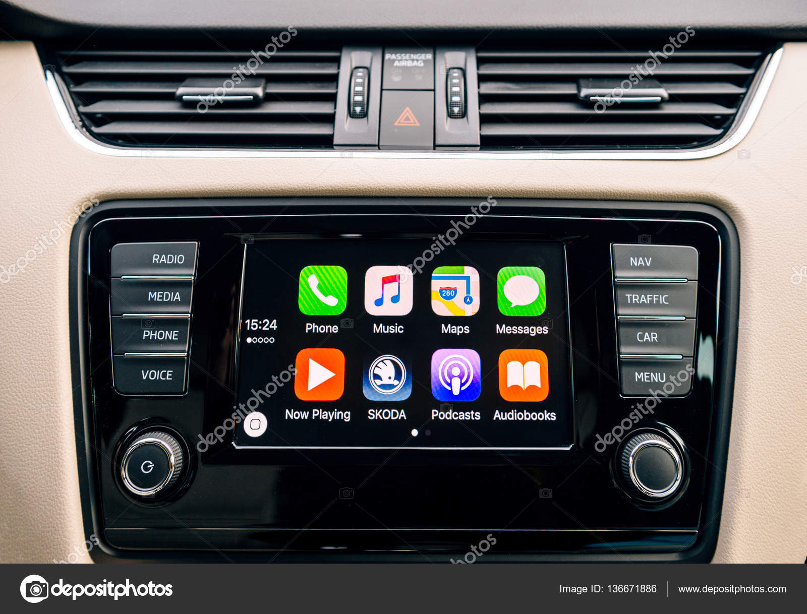 Apple CarPlay pantalla principal del iPhone en el tablero del coche — Foto  editorial de stock © ifeelstock #136671886