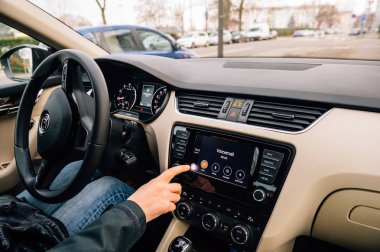 Ev ekran düğmesine basın araba oyun Apple 