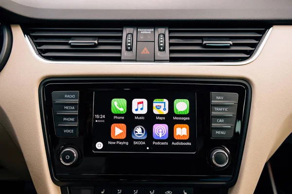 Apple Carplay głównego ekranu iphone w desce rozdzielczej samochodu — Zdjęcie stockowe