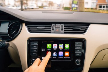 Apple Carplay ana ekranda Now Playing button tuşuna basarak adam