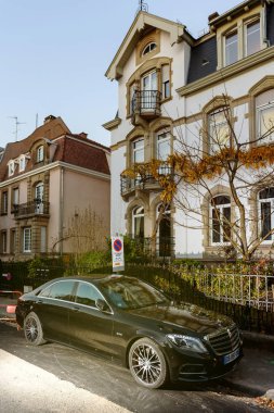 Lüks Mercedes-Benz S Klasse limuzin evin önünde 