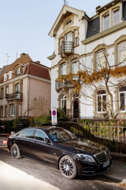 Lüks Mercedes-Benz S Klasse limuzin evin önünde 