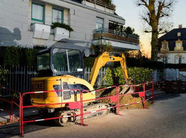 Sokakta geceleri aydınlatılan cat Ekskavatör